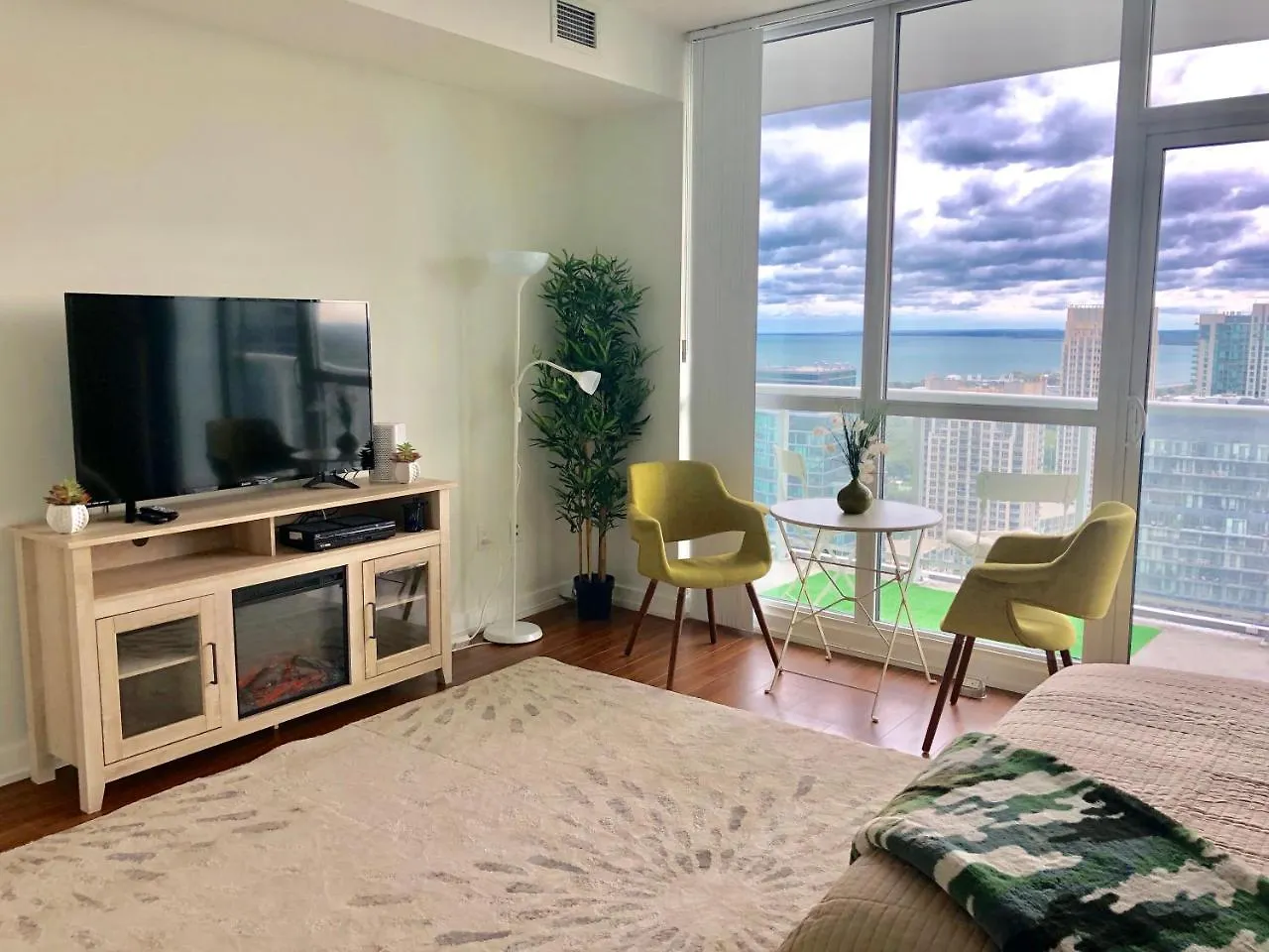 Simply Comfort. Amazing Downtown Apartments Toronto