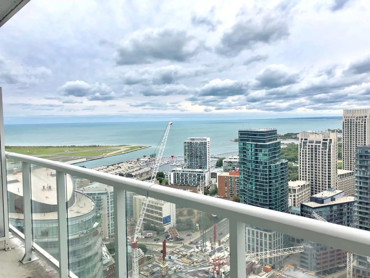 Simply Comfort. Amazing Downtown Apartments Toronto 0*,  Canadá